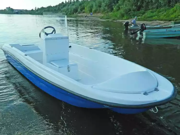 Стеклопластиковая лодка Пингвин с консолью (тримаран) в Орехово-Зуево