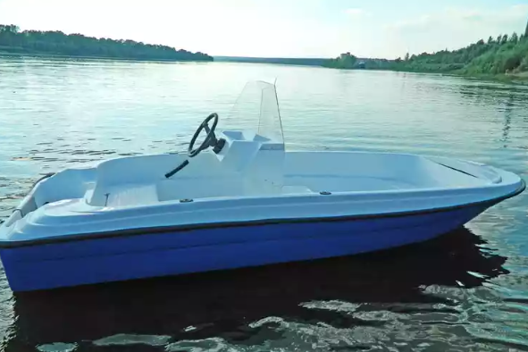 Стеклопластиковая лодка Пингвин с консолью (тримаран) в Орехово-Зуево